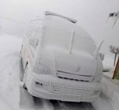 عصر یخبندان در آذربایجان؛ یخ بستن یک خودروی امدادی!