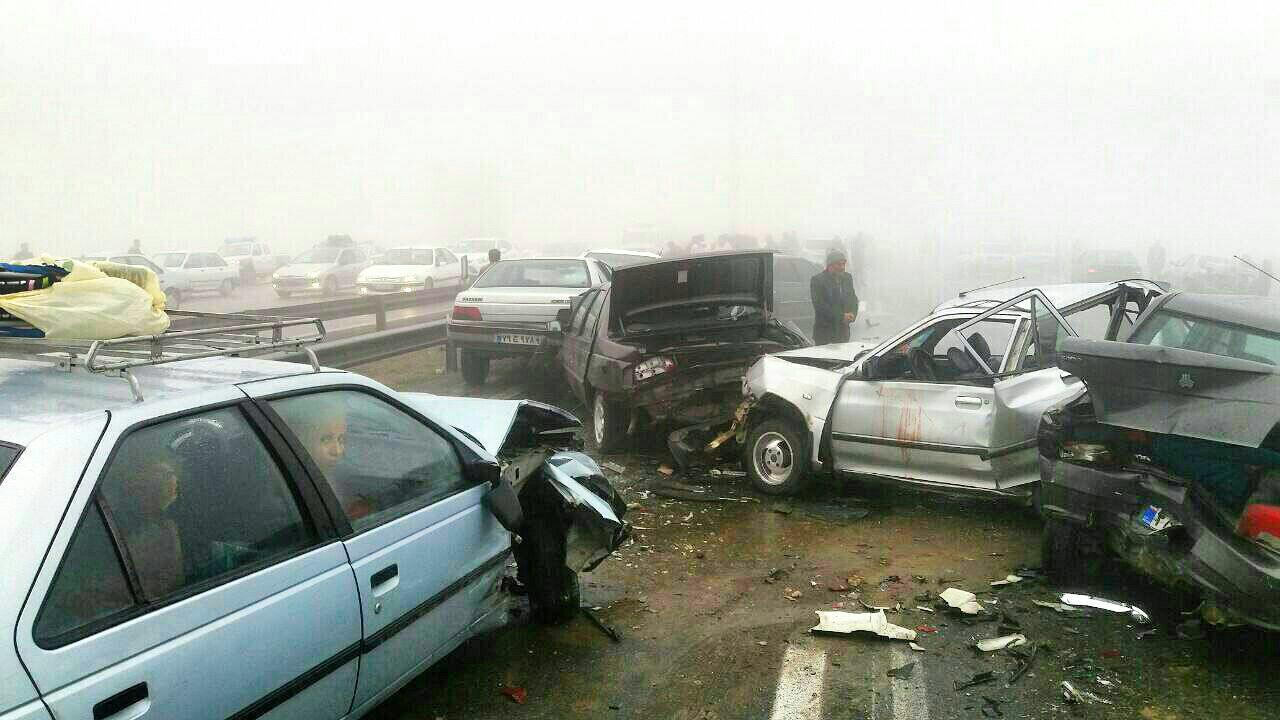 تصادف زنجیره ای در مشهد با یک کشته و بیش از 50 مجروح (+عکس)