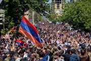 بلومبرگ: انقلاب در ارمنستان درسی بزرگ برای پوتین داشت/ واشنگتن‎پست: دوره مدل جانشینی از نوع پوتینی گذشته