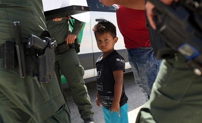 ترامپ لوایح مهاجرتی جدید را می‌پذیرد/ جدایی 2هزار کودک مهاجر  از والدینشان با مصوبه دولت آمریکا