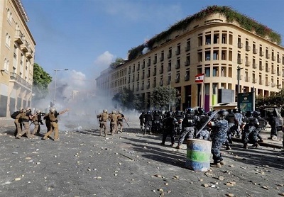 بحران در بیروت ؛ از حمله معترضان به چند وزارتخانه تا استعفای مقامات لبنانی