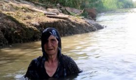 مهارت مادربزرگ ۸۵ ساله در شنا