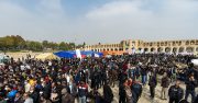 فیلم/ تجمع اعتراضی گسترده مردم اصفهان در بستر خشک زاینده‌رود