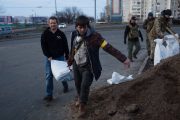 تصاویر/ نیرو‌های مردمی در حال سنگربندی در اوکراین