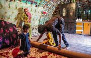 توزیع کمک های مردمی در بین سیل زدگان به کرمان