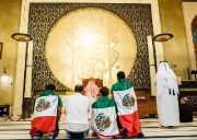 تمرین نماز خواندن توسط هواداران مکزیک در مسجد قطر