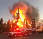 عکس/ حمله به کلیساهای کاتولیک در پی کشف گور‌های جمعی کانادا