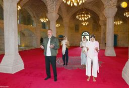 حضور علی‌اف با خانواده‌اش در مسجد تاریخی شوشا