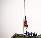 عکس/ نیمه افراشته شدن پرچم آمریکا در ساختمان کنگره به خاطر مرگ پلیس