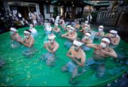مراسم ژاپنی ها در حوضچه آب یخ یک معبد در توکیو