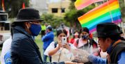 پاشیدن آب دهان برای انرژی بخشی به نامزد انتخاباتی در اکوادور!