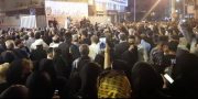 ادامه اعتراضات گسترده در آبادان / عده‌ای با کف زدن و شعار دادن مانع سخنرانی نماینده خوزستان در مجلس خبرگان شدند / حمله به کانکسی که دوربین صداوسیما بر بالای آن نصب بود