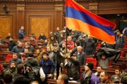 حمله به پارلمان ارمنستان در اعتراض به توافق صلح قره باغ / شیشه‌های اقامتگاه نخست‌وزیر خرد شد