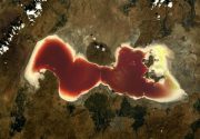 کاهش مساحت دریاچه ارومیه از ۱۵۰۰ به ۵۳۰ کیلومتر مربع در یک سال اخیر / تنها یک پنجم از دریاچه باقی مانده
