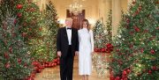 آخرین عکس رسمی ملانیا و دونالد ترامپ به مناسبت کریسمس در کاخ سفید