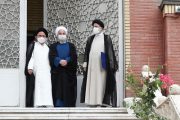 روحانی کلید پاستور را به رییسی داد + فیلم