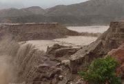 شکسته شدن ۲ سد خاکی/ سیلاب در حاجی آباد زیرکوه جاری شد + عکس