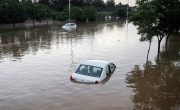 سیلاب در خیابان‌های مشهد ؛ خودروها را آب برد/ پیدا شدن پیکر دو جانباخته توسط غواصان از درون خودرو