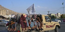 اعضای مسلح طالبان پشت سر مجری تلویزیونی