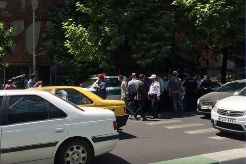 حمله مسلحانه به ماموران پلیس در خیابان طالقانی تهران / پلیس: تیراندازی با سلاح کمری انجام شد / دو مامور از ناحیه پا و صورت مجروح شده‌اند / رییس پلیس تهران: ضارب ۴ نفر را کشته بود