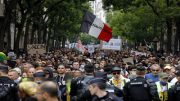 معترضان در فرانسه عکس‌های ماکرون را پاره کردند