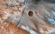 عکس روز ناسا؛ درخشش دهانه یخ زده مریخ