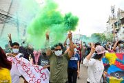 معترضان میانماری تصاویر رهبر خونتا را سوزاندند