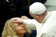 “برکت دادن” پاپ به یک زن نابینا در حاشیه موعظه هفتگی
