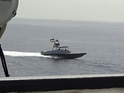 ادعای آمریکا: یک قایق گشتی سپاه در اقدامی ناامن و غیرحرفه‌ای به ناوهای آمریکایی در تنگه هرمز نزدیک شد / کشتی‌های آمریکایی با هشدارهای صوتی و لیزرهای غیر کشنده وضعیت را کنترل کردند