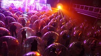 شرکت کنندگان کنسرت داخل حباب!